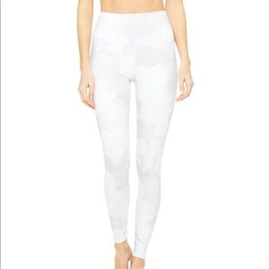 High-Waist Airbrush Legging - Print 
White Camo